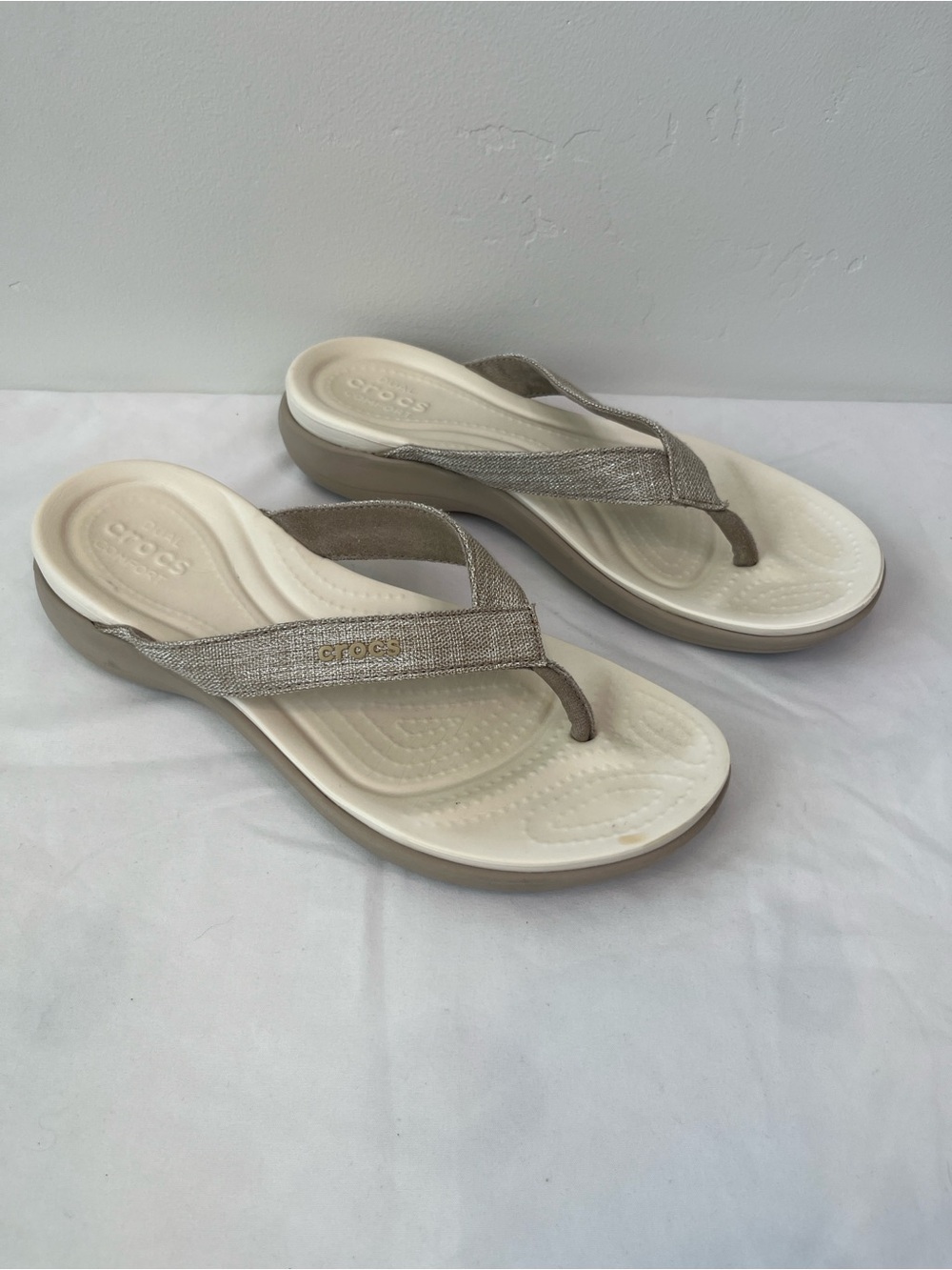 Crocs Capri V Shimmer Flip Flops Women’s Size 7 Champagne Gold Comfort Sandals